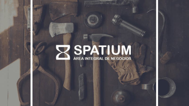 En el centro de entrenamiento GANBARU, los estudiantes disfrutan de un ambiente acogedor y moderno para aprender de forma eficiente.